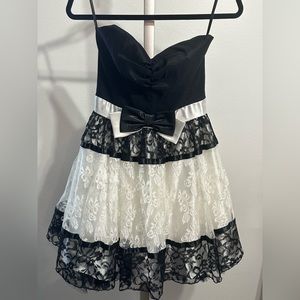 Jessica McClintock cocktail dress. Size 5 (juniors).Lace.